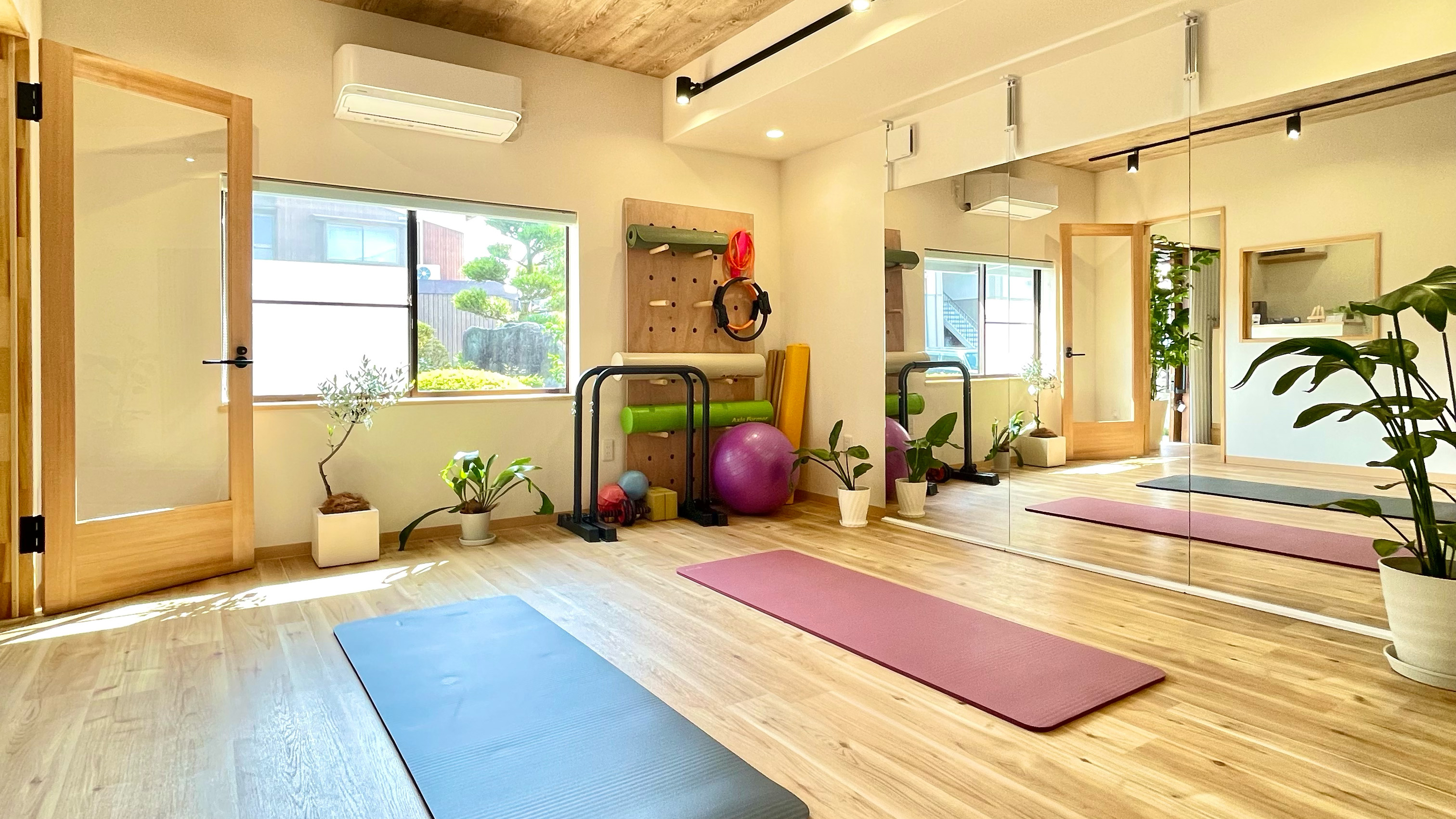 スタジオ全景（鏡・マット・器具）